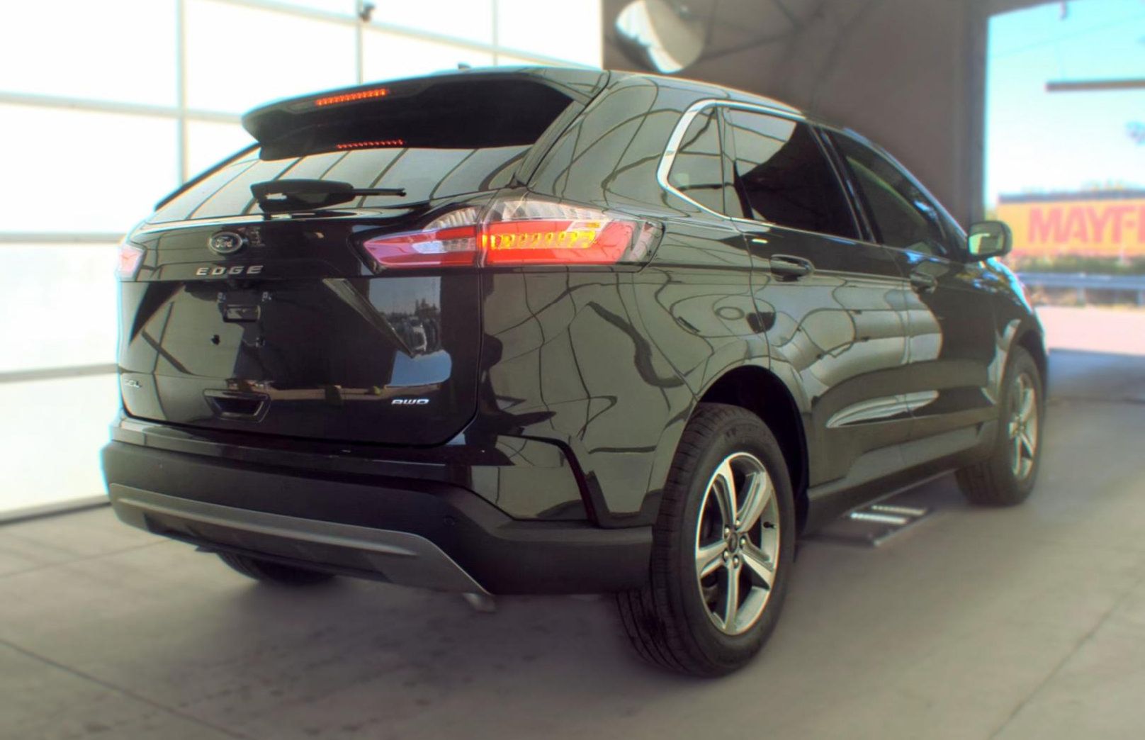 Used 2024 Ford Edge SEL w/ Convenience Package AWD/4WD image 4