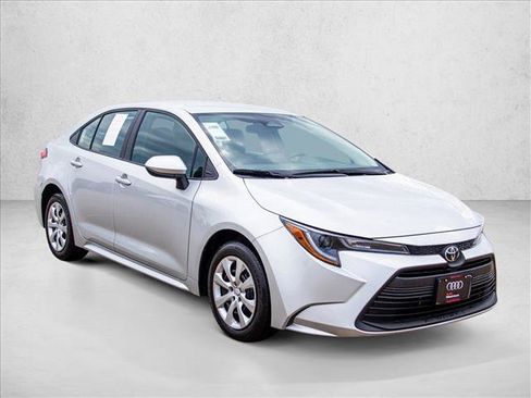 Used 2025 Toyota Corolla LE FWD image 3