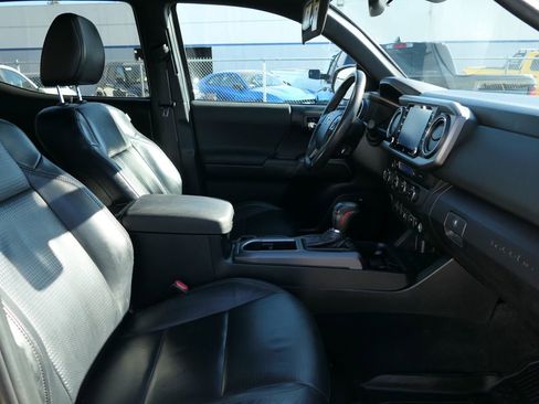 Used 2020 Toyota Tacoma TRD Off-Road image 23