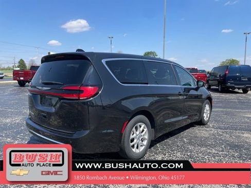 Used 2023 Chrysler Pacifica Touring-L FWD image 8