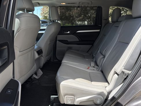 Used 2019 Toyota Highlander XLE AWD/4WD image 30