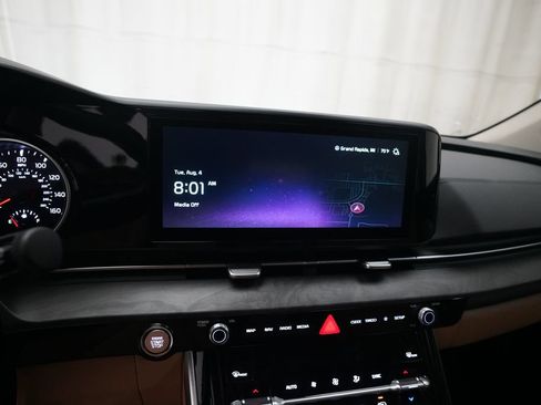 Used 2024 Kia Carnival EX FWD image 6