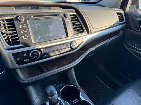 Used 2018 Toyota Highlander XLE AWD/4WD image 11