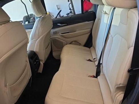 Used 2023 Jeep Grand Cherokee Limited w/ Luxury Tech Group II AWD/4WD image 4