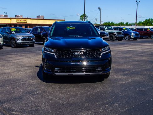 Used 2022 Kia Sorento EX w/ Panoramic Sunroof Package FWD image 2