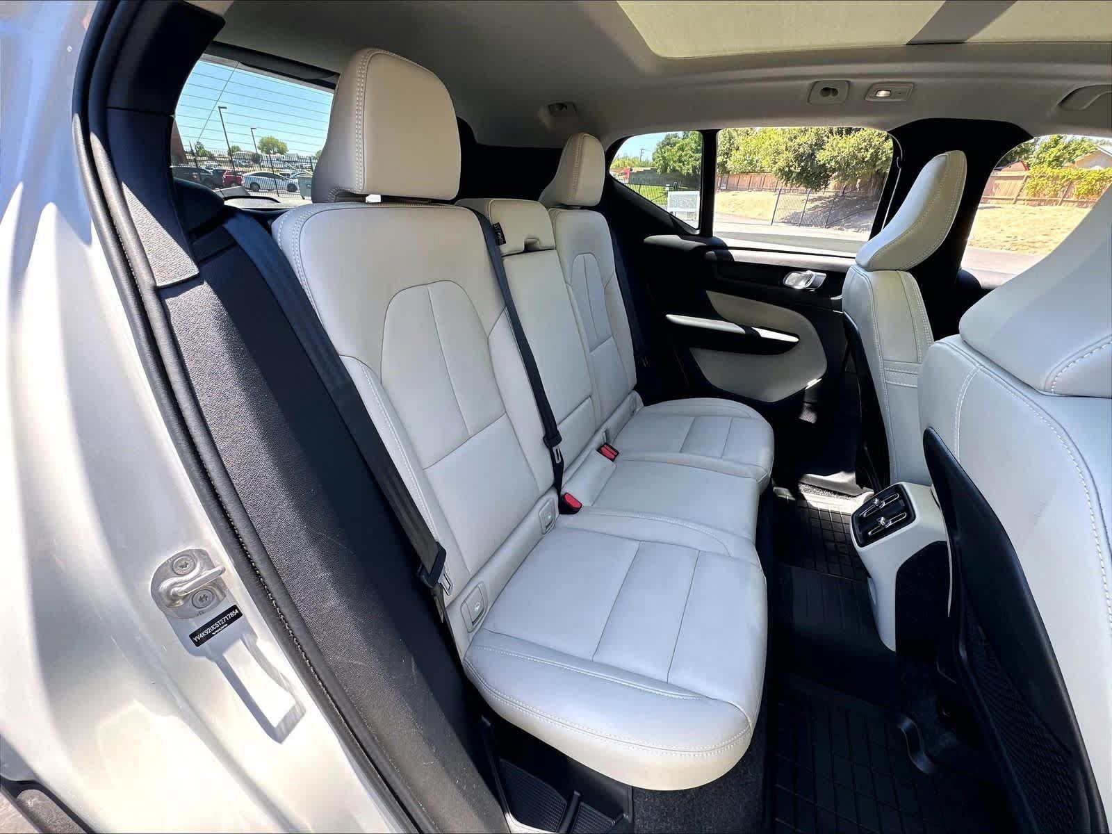 Used 2026 Volvo XC40 B4 Plus w/ Climate Package FWD image 30