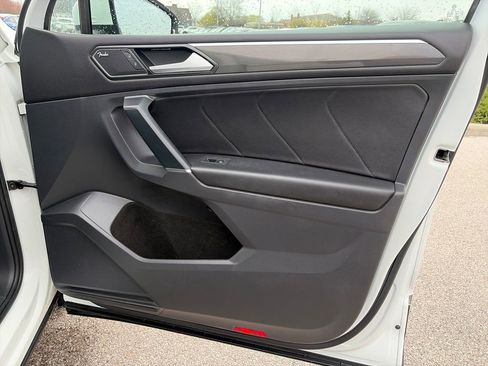 Used 2018 Volkswagen Tiguan SEL Premium image 9