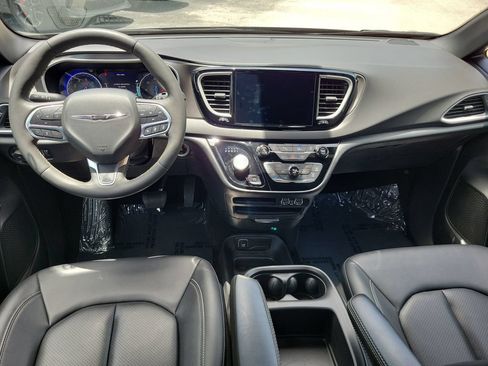 Used 2025 Chrysler Pacifica Select FWD image 11