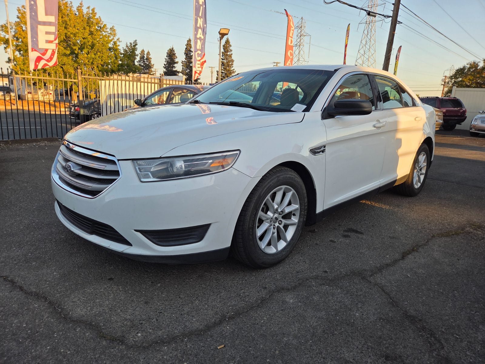 Used 2015 Ford Taurus SE FWD image 1