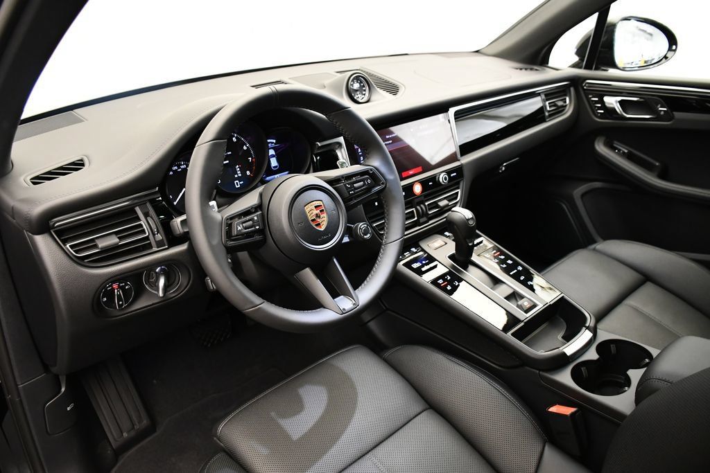 Certified 2026 Porsche Macan AWD/4WD image 4
