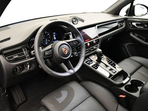 Certified 2026 Porsche Macan AWD/4WD image 4