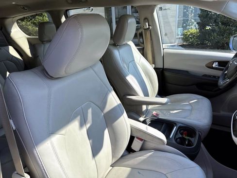 Used 2017 Chrysler Pacifica Touring-L image 15