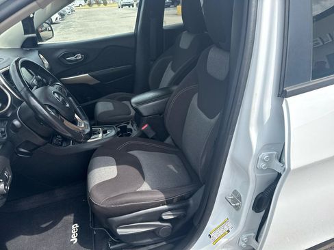 Used 2018 Jeep Cherokee Latitude w/ Altitude Package FWD image 11