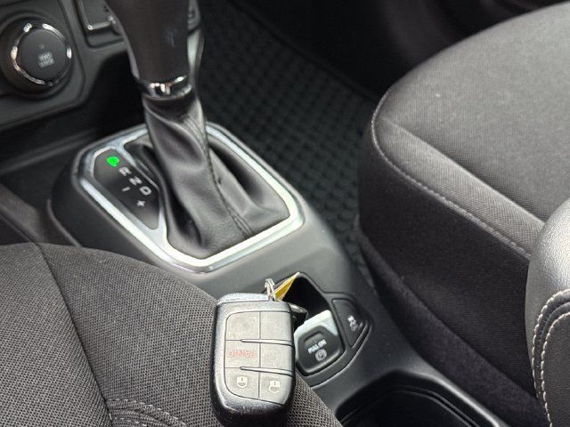 Used 2023 Jeep Renegade Latitude AWD/4WD image 14