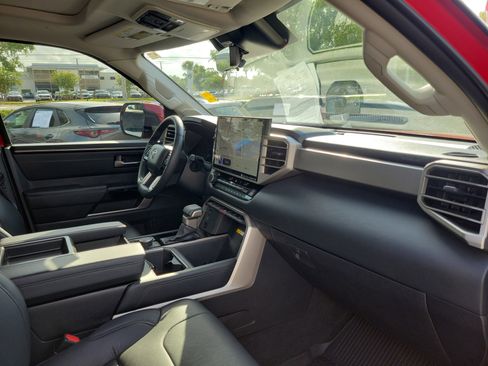 Used 2024 Toyota Tundra Limited AWD/4WD image 31