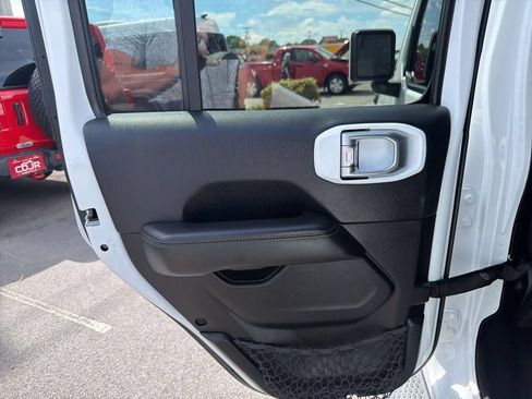 Used 2018 Jeep Wrangler Unlimited Sahara AWD/4WD image 16