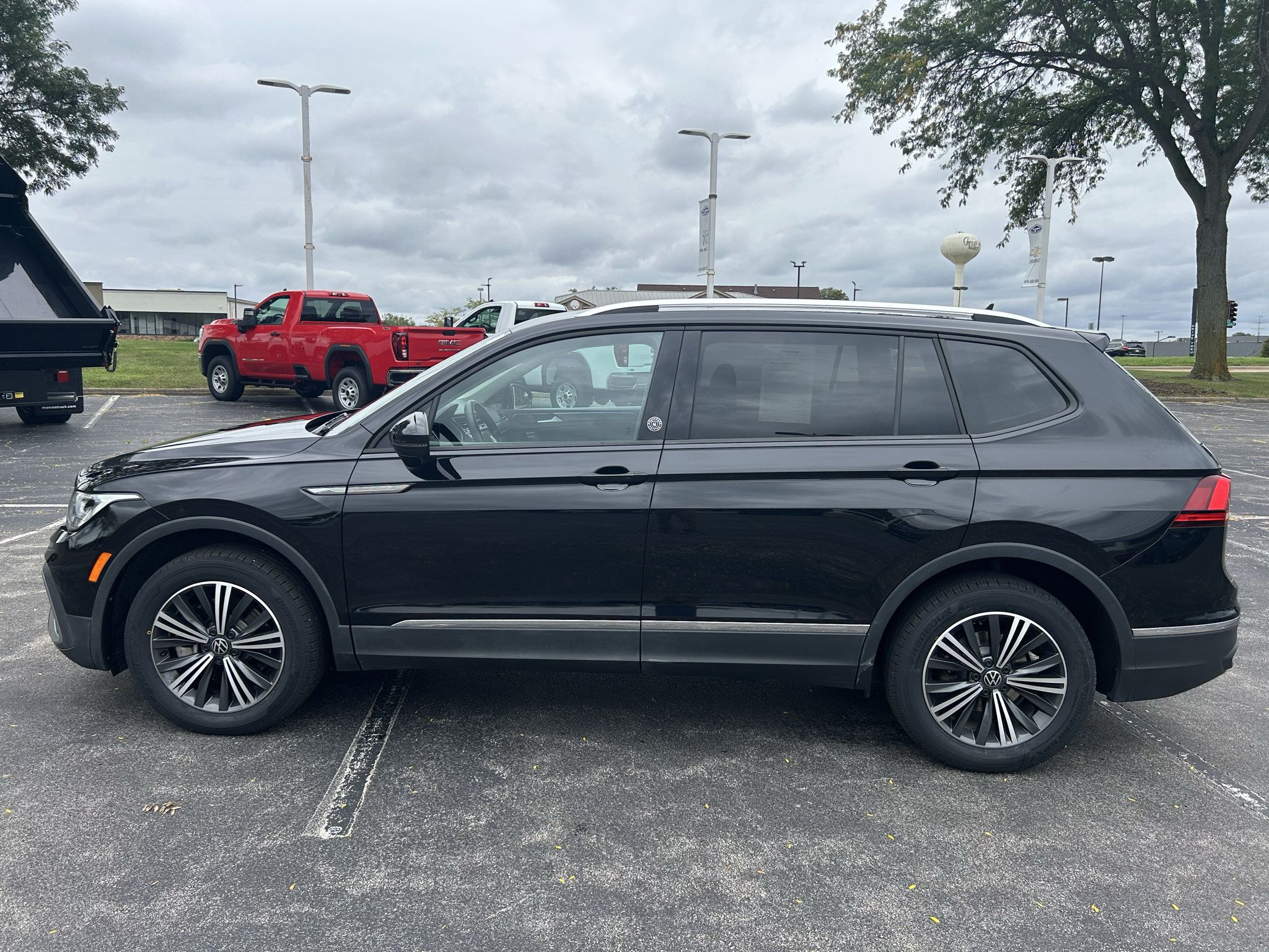 Used 2024 Volkswagen Tiguan Wolfsburg Edition AWD/4WD image 4