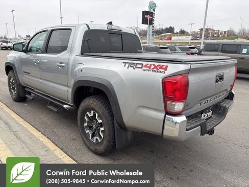 Used 2017 Toyota Tacoma TRD Off-Road image 8