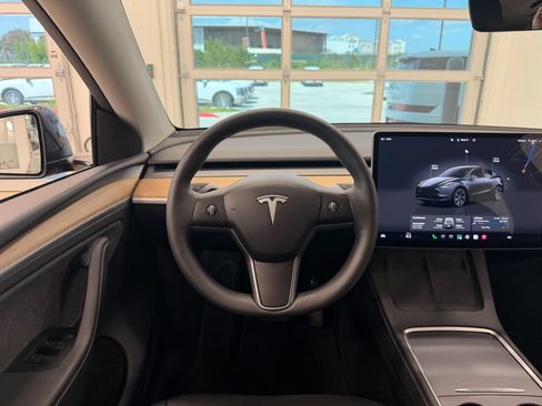 Used 2024 Tesla Model Y Long Range AWD/4WD image 17