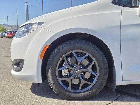 Used 2020 Chrysler Pacifica Touring-L Plus FWD image 10