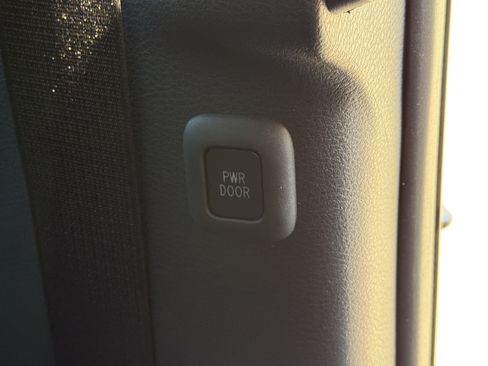 Used 2021 Toyota Sienna Platinum FWD image 17
