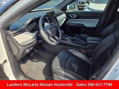 Used 2025 Jeep Compass Limited AWD/4WD image 17