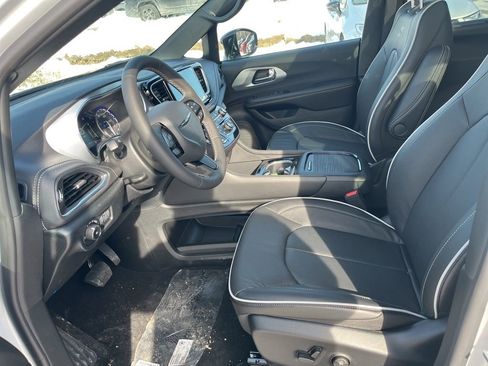 New 2026 Chrysler Pacifica Limited image 19