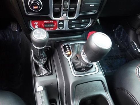 Used 2024 Jeep Gladiator Rubicon w/ Convenience Group AWD/4WD image 21