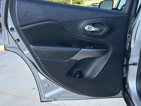 Used 2020 Jeep Cherokee Latitude Plus FWD image 23