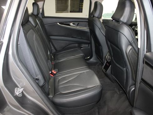 Used 2022 Lincoln Nautilus Reserve w/ Monochromatic Package image 32