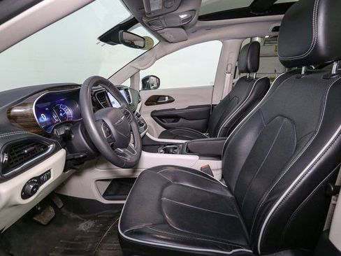Used 2023 Chrysler Pacifica Limited image 43