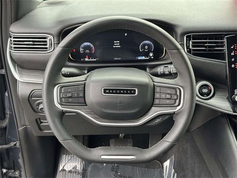 Used 2023 Jeep Wagoneer L Series II image 18