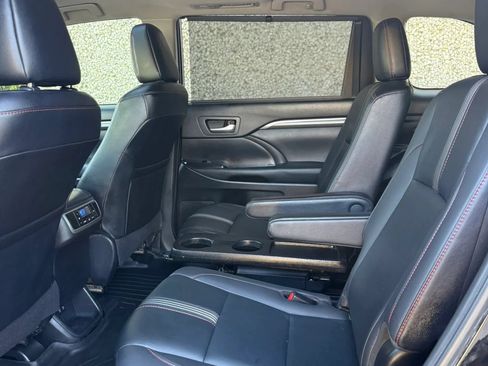 Used 2019 Toyota Highlander SE w/ Nightshade Edition FWD image 13