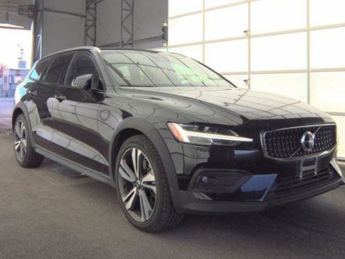 Used 2025 Volvo V60 B5 Cross Country Plus AWD/4WD image 3