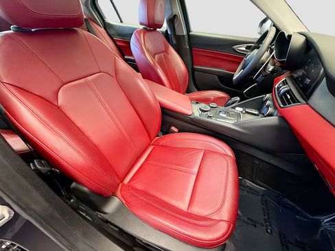 Used 2018 Alfa Romeo Giulia image 16