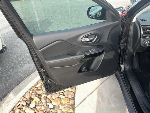 Used 2023 Jeep Cherokee Altitude Lux AWD/4WD image 13