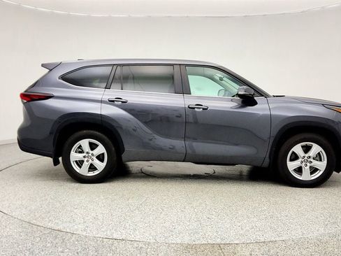 Used 2024 Toyota Highlander LE AWD/4WD image 4