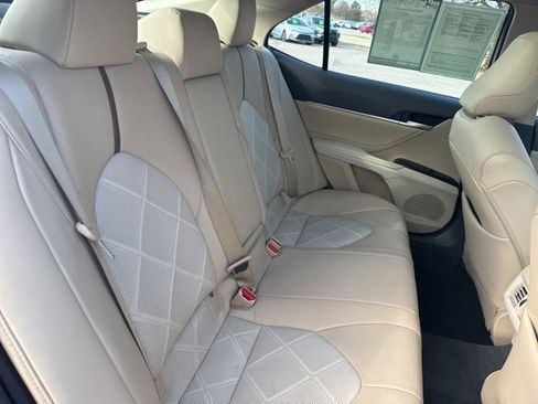 Used 2018 Toyota Camry XLE image 13