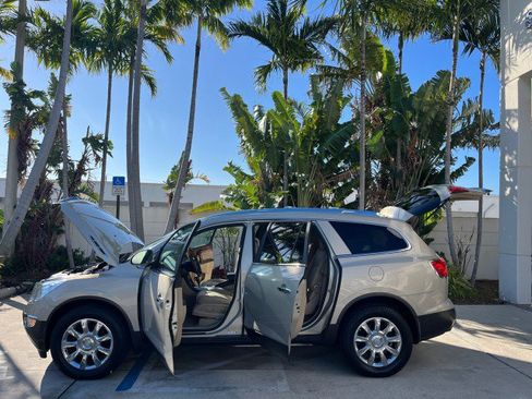 Used 2011 Buick Enclave CXL image 9
