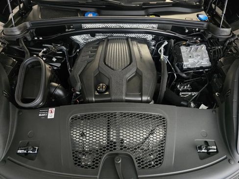 Certified 2025 Porsche Macan AWD/4WD image 11