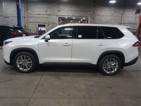 Used 2024 Toyota Grand Highlander AWD image 22