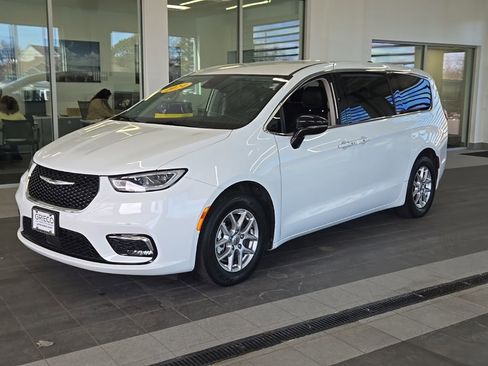 Used 2024 Chrysler Pacifica Touring-L FWD image 5