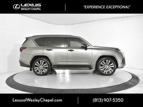 Used 2023 Lexus LX 600 4WD w/ Luxury Package image 4