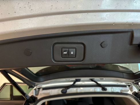 Used 2025 Nissan Pathfinder SV FWD image 23