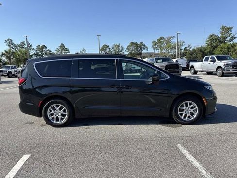 Used 2022 Chrysler Pacifica Touring-L FWD image 2