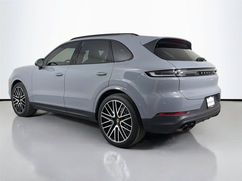 Used 2025 Porsche Cayenne AWD/4WD image 3