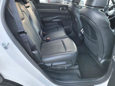 Used 2024 Kia Sorento S image 17