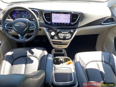 Used 2024 Chrysler Pacifica Touring-L FWD image 10