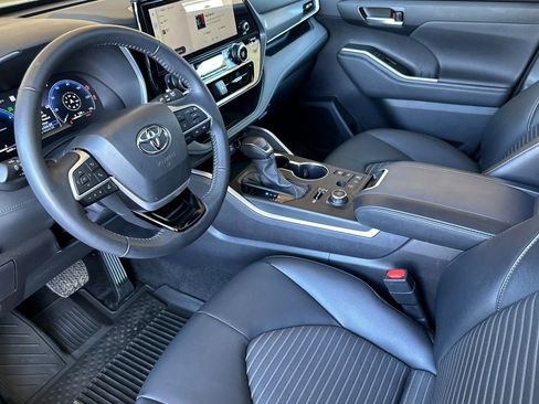 Used 2025 Toyota Highlander XSE AWD/4WD image 10