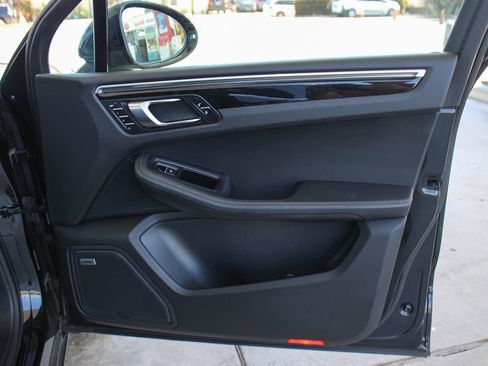 Used 2017 Porsche Macan S image 38